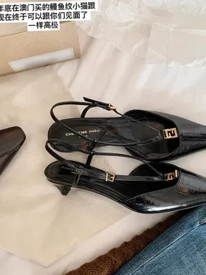 The same style of Su Yinyin, rich beauty in Beijing circle~ genuine leather square head small gold buckle eel pattern kitten heel empty sandals for women